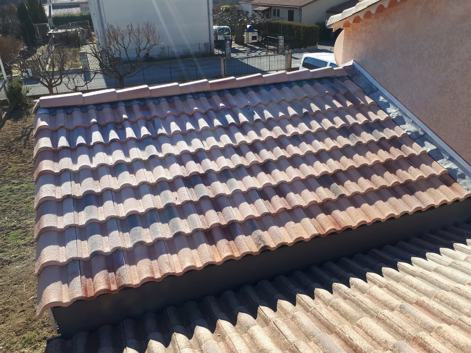 Couverture de tuiles sur une toiture de maison
