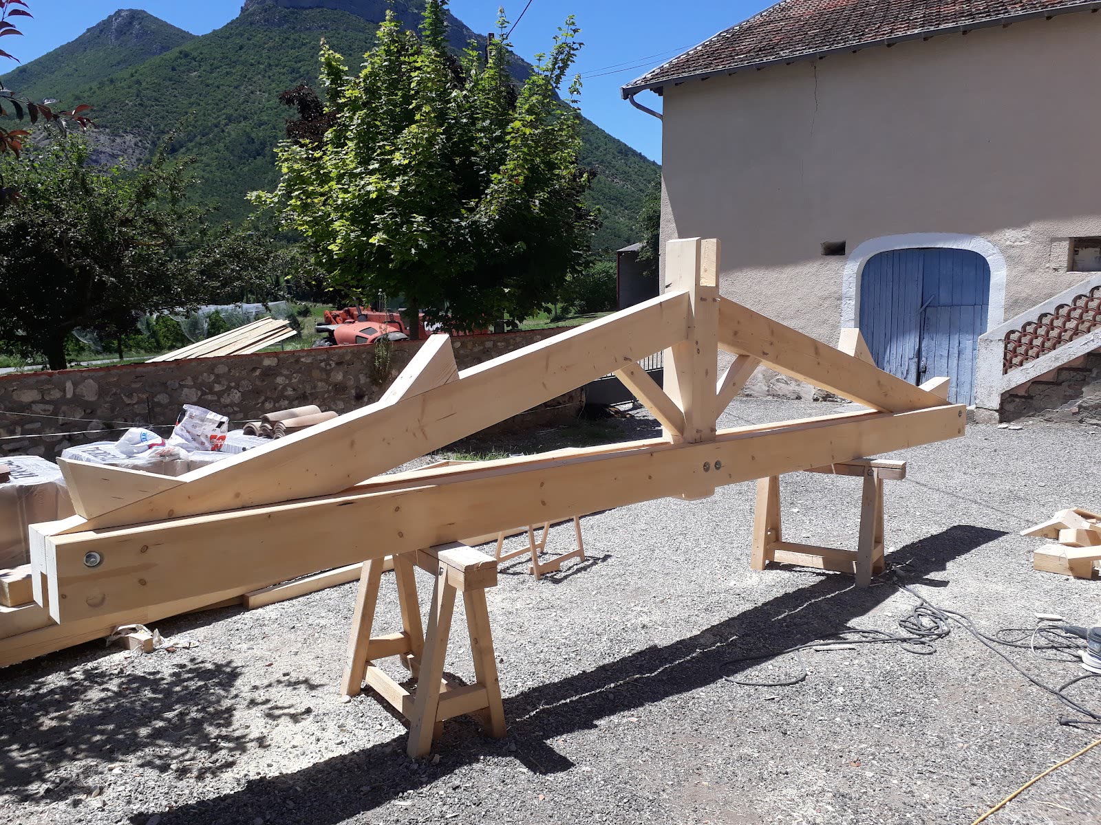 Ferme de charpente assemblée au sol avant sa pose