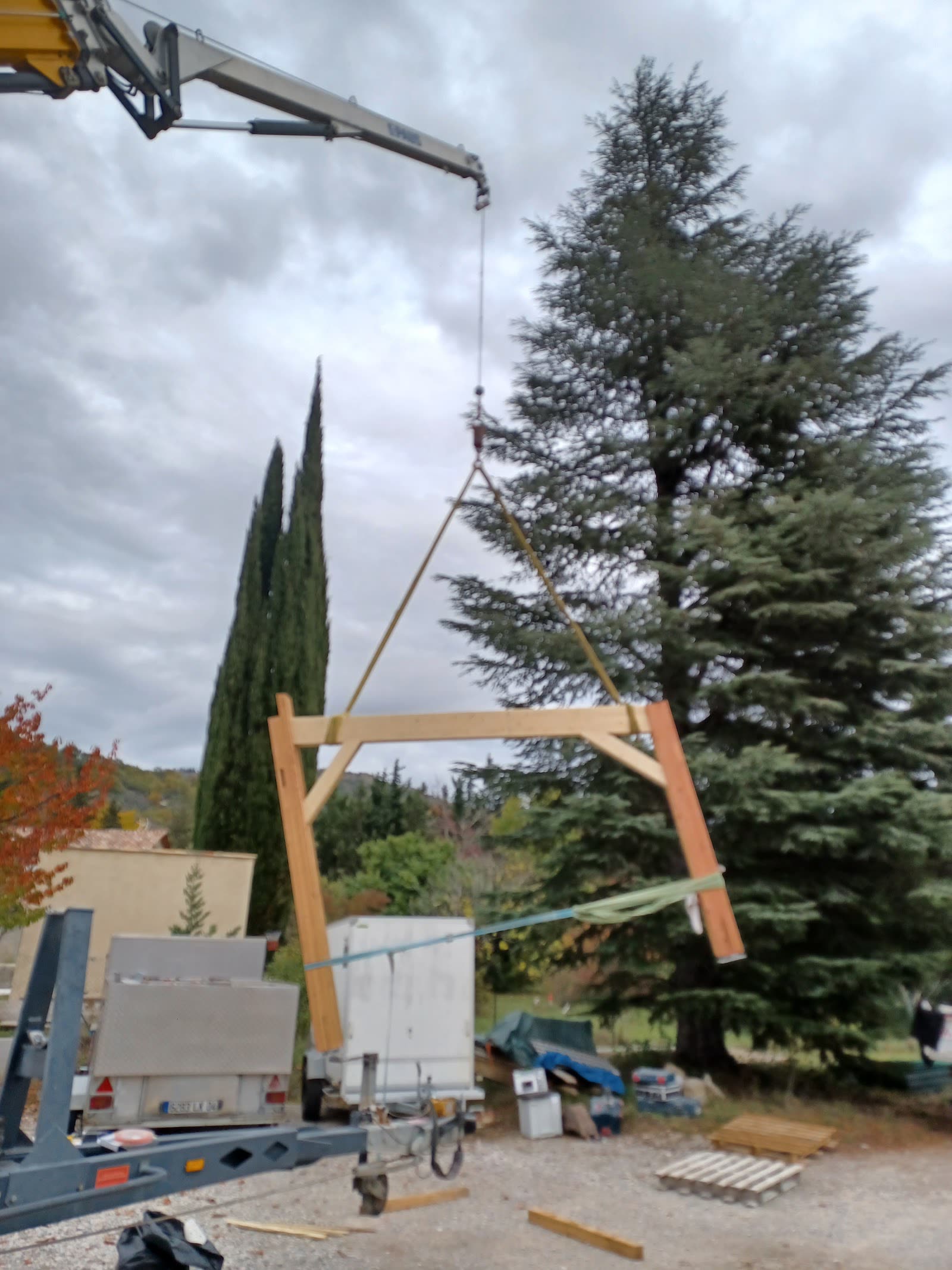Levage d’une structure en bois au-dessus d’un chantier