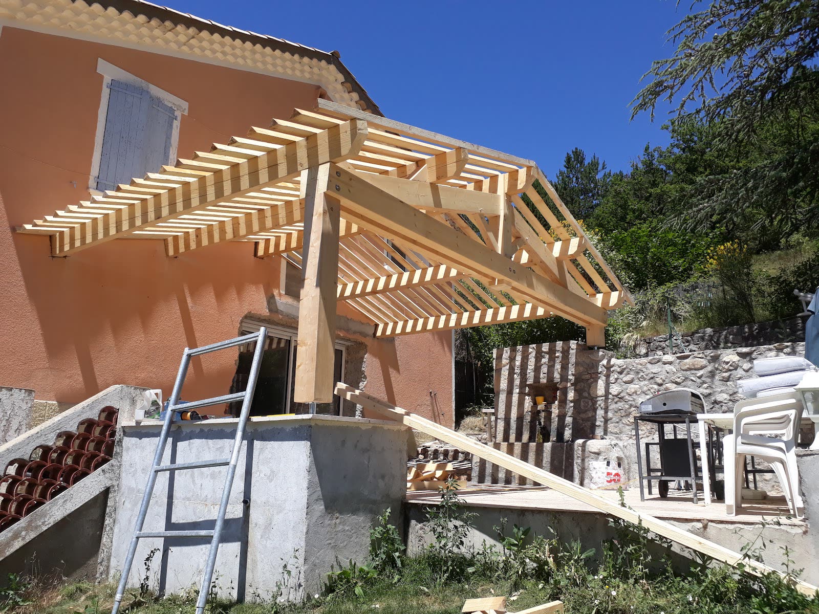 Pergola en bois réalisée sur une terrasse, avec vue sur la vallée