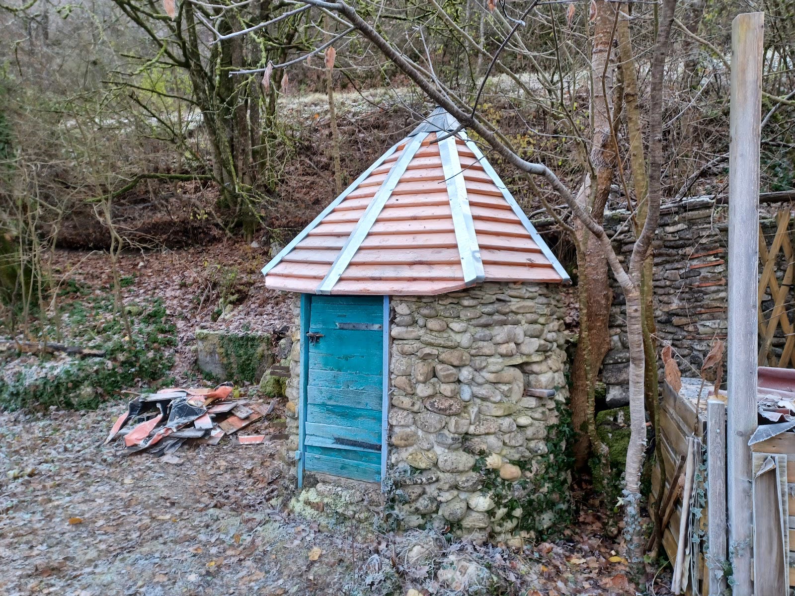 Petit ouvrage en pierre avec une toiture à quatre pans