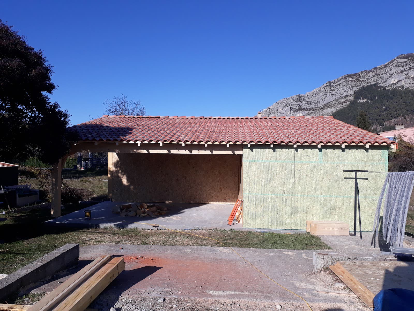 Toiture à deux pans sur une maison en pierre, vue depuis la cour